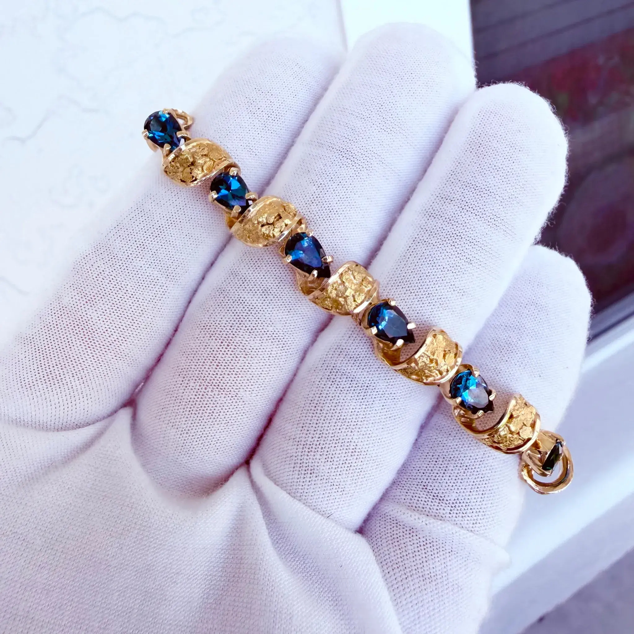 Pulsera de Eslabones con Acabado Nugget en Oro Amarillo 14K con Piedras de Topacio Azul Talla Corazón